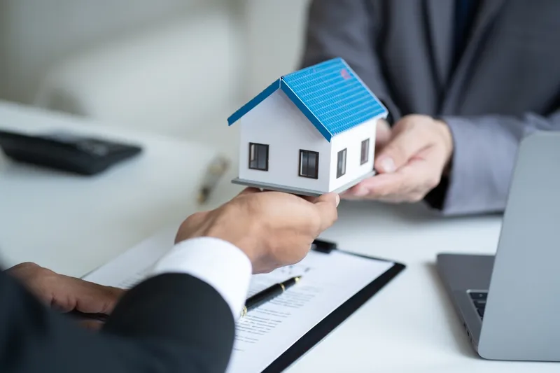 model house between agent and customer